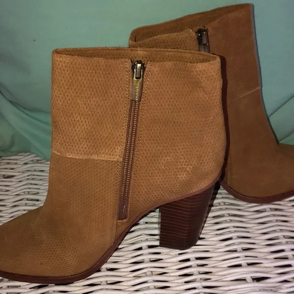 NWOT Vince Camuto leather ankle boots - Picture 3 of 7